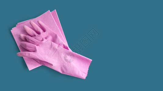 粉色清洁橡胶手套带海绵背景超过有剪切路径图片