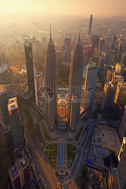Petronas双塔顶端马来西亚吉隆坡市中心空景象亚洲智能城市的金融区和商业中心日落时天梯和高楼图片