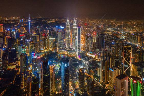 马来西亚吉隆坡市中心空景象亚洲智能城市的金融区和商业中心夜里天梯和高楼建筑图片