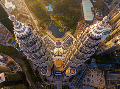 Petronas双塔顶端马来西亚吉隆坡市中心空景象亚洲智能城市的金融区和商业中心日落时天梯和高楼背景图片