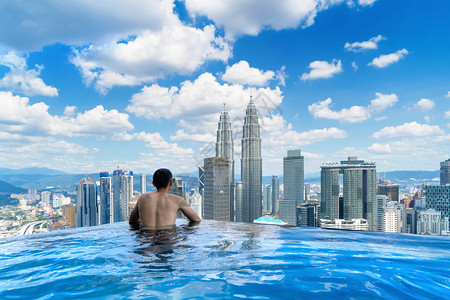 首都吉隆坡市中心风景和蓝天的屋顶上一个游泳池的客背面马来西亚在洲旅行度假和中午Skyscraper和高楼背景图片
