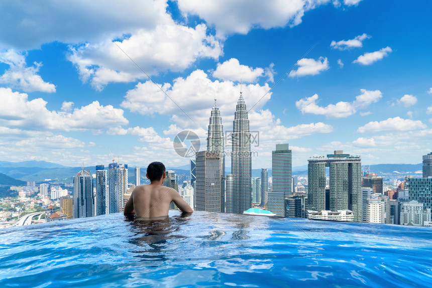 首都吉隆坡市中心风景和蓝天的屋顶上一个游泳池的客背面马来西亚在洲旅行度假和中午Skyscraper和高楼图片