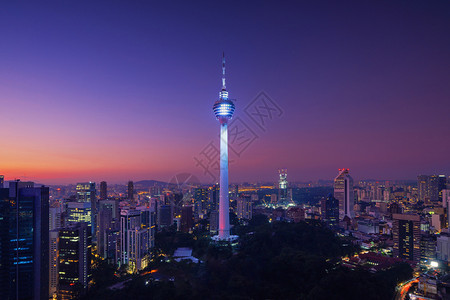 晚上的门纳拉吉隆坡塔马来西亚吉隆坡市中心空观察亚洲城市的金融区和商业中心午的天桥和高层建筑图片