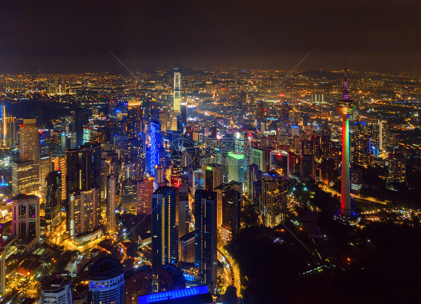 马来西亚吉隆坡市中心空景象亚洲智能城市的金融区和商业中心夜里天梯和高楼建筑图片