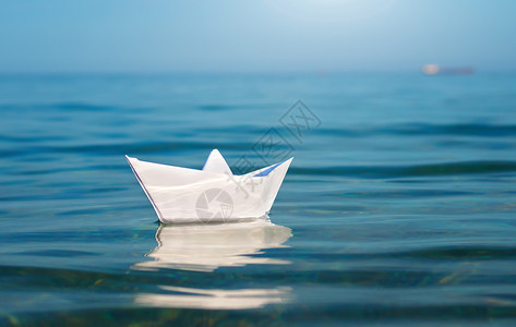 纸玩具船和深蓝海概念设计图片