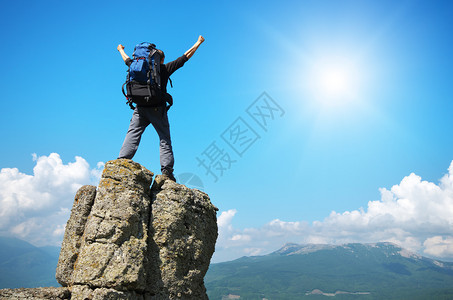 人类在山顶上情感场景图片