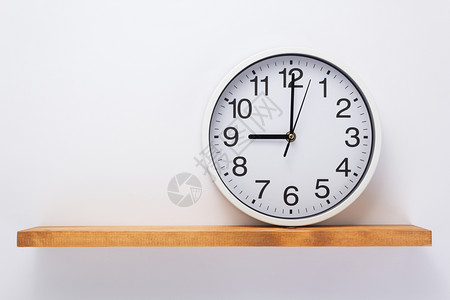 白色背景的木架壁时钟背景图片