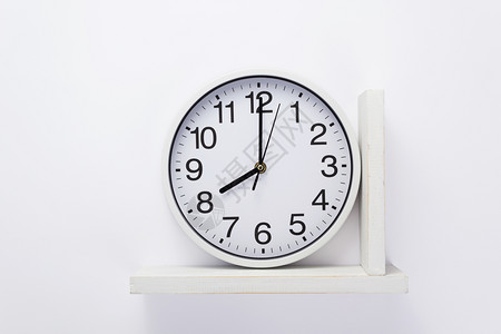 白色背景的木架壁时钟背景图片