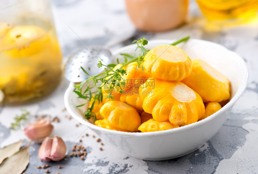 东西部豪强碰撞湖人主场迎战76人防守大战一触即发