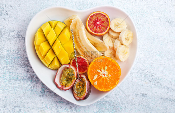 盘子上有健康和新鲜的水果图片