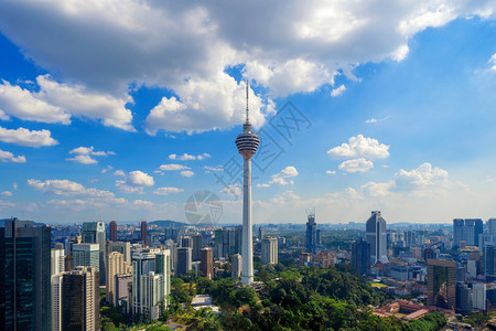 Menara吉隆坡塔云层天空马来西亚吉隆坡市中心空观察亚洲城市金融区和商业中心午天梯和高层大楼图片