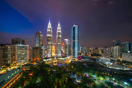 马来西亚吉隆坡市中心空景象亚洲智能城市的金融区和商业中心夜里天梯和高楼建筑背景图片