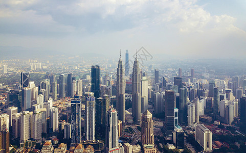 马来西亚吉隆坡市中心空景象亚洲智能城市的金融区和商业中心日落时天梯和高楼建筑图片