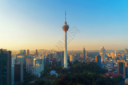 城市日落Menara吉隆坡塔日落天空马来西亚吉隆坡市中心空观察亚洲城市金融区和商业中心午天梯和高层大楼背景