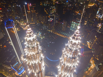 Petronas双塔顶端马来西亚吉隆坡市中心空景象亚洲智能城市金融区和商业中心夜空天梯和高楼大图片