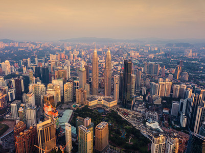 经济建设马来西亚吉隆坡市中心空景象亚洲智能城市的金融区和商业中心日落时天梯和高楼建筑背景