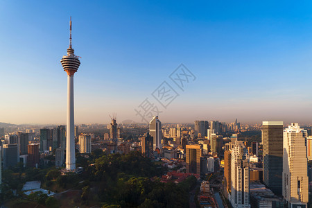 Menara吉隆坡塔日落天空马来西亚吉隆坡市中心空观察亚洲城市金融区和商业中心午天梯和高层大楼图片