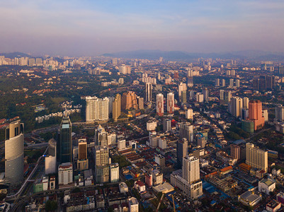 马来西亚吉隆坡市中心空景象亚洲智能城市的金融区和商业中心日落时天梯和高楼建筑图片