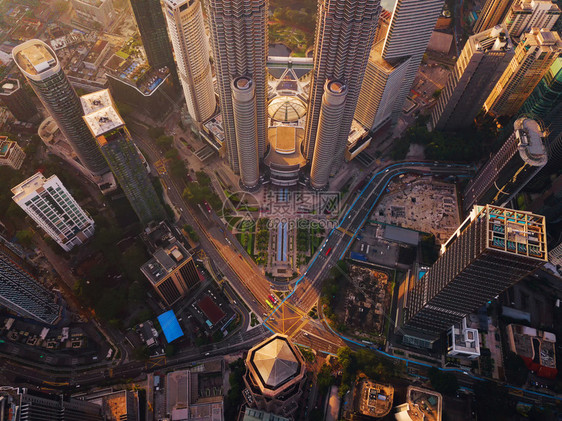 马来西亚吉隆坡市中心十字路口的空中观察图片