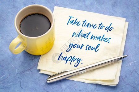 做让你的灵魂快乐事需要时间在餐巾纸上写有灵感的笔迹加上一杯咖啡图片