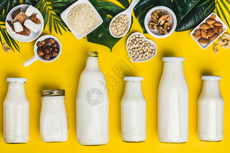 免费乳奶替代饮料和黄色背景的原料平铺白菜素食清洁饮概念图片