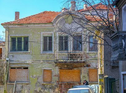 保加利亚Pomorie2019年3月日城市中心被遗弃的老房子图片