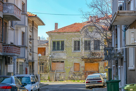 保加利亚Pomorie2019年3月日城市中心被遗弃的老房子图片