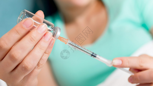 女青年躺在床上用胰岛素填充注射器用胰岛素填充注射器背景图片