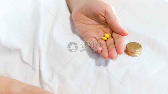 女手中黄色药丸的近照女手中黄色药丸的近照图片
