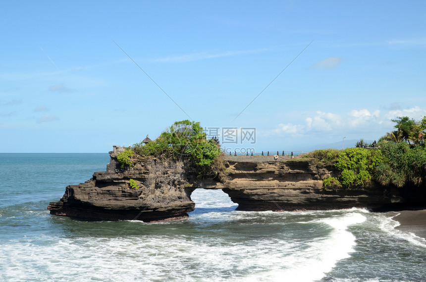 PuraBatuBolong在印度尼西亚巴厘岛海岸悬崖边缘图片