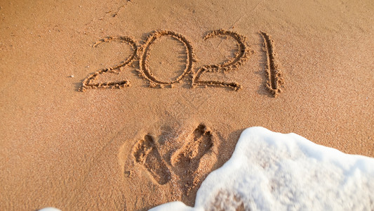 关于沙子和海滨足迹的201年数字的特辑照片关于新年圣诞节和冬季假期