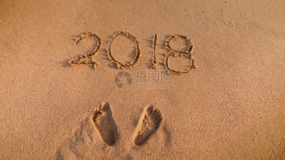 在沙滩上写下2018年数字的近距离图像冬季假日庆祝和旅行的概念2018年数字的近距离照片在沙滩上写冬季假日庆祝和旅行的概念图片