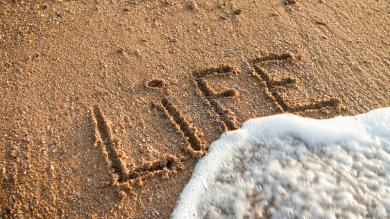 海浪在沙滩上写成的文字生活海浪在沙滩上写成的文字生活图片