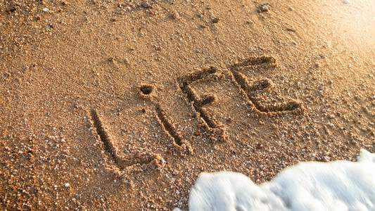 海浪擦除字词生命刻在沙子上图片