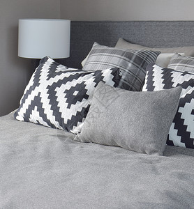 经典彩色床铺的图形风格和灰色阴影枕头设置图片