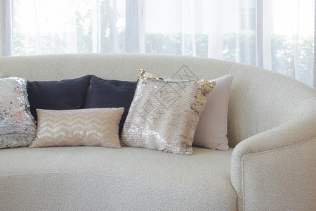 圆形沙发上豪华风格的枕头底有纯粹的窗帘图片