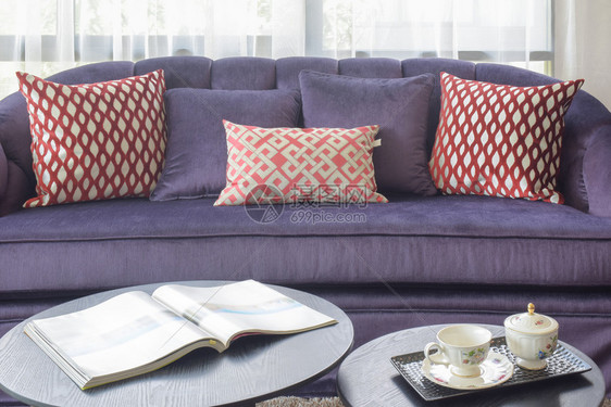 杂志和下午茶会以紫色沙发为背景图片