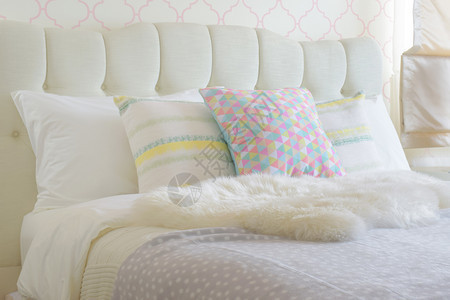 甜多彩的枕头铺在床上图片