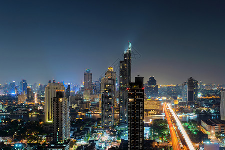 泰国曼谷市中心ChaoPhraya河的空中景象亚洲智能城市的金融区和商业中心夜晚的天梯和高层建筑图片