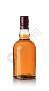 威士忌瓶白背景上隔绝的威士忌瓶高清图片