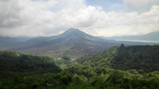 巴厘金塔马尼的图尔火山是一个活火图片