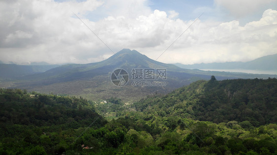 巴厘金塔马尼的图尔火山是一个活火图片