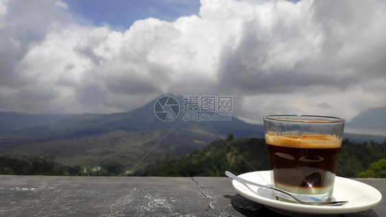 巴图尔火山的背景图片