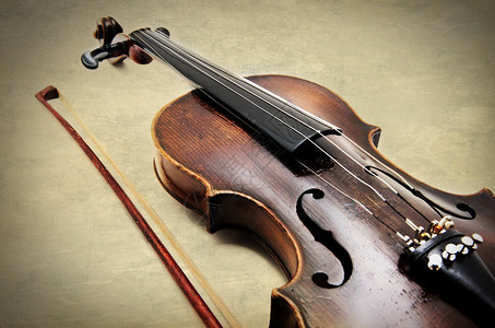 古老的小提琴在土纸质纹理上图片