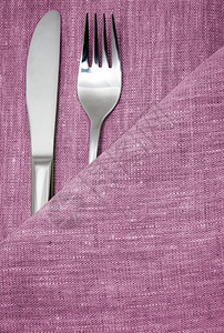 餐巾中的刀叉和图片