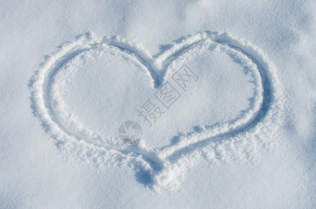 在清白雪上画的心脏符号图片