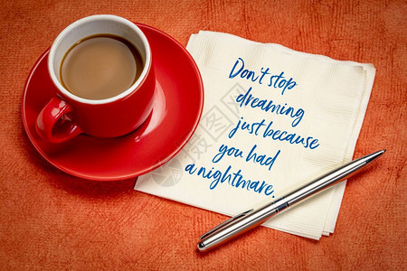 不要停止做梦只是因为你做了个噩梦手写在餐巾纸上加一杯咖啡图片