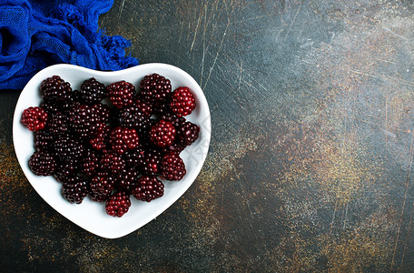 新鲜莓果白盘上新鲜黑莓图片