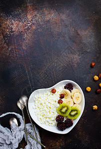 健康早餐燕麦片和新鲜果汁水图片