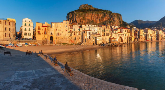 意大利西里海岸城市Cefalu日落时的美丽全景意大利西里海岸城市Cefalu日落时的Cefalu图片